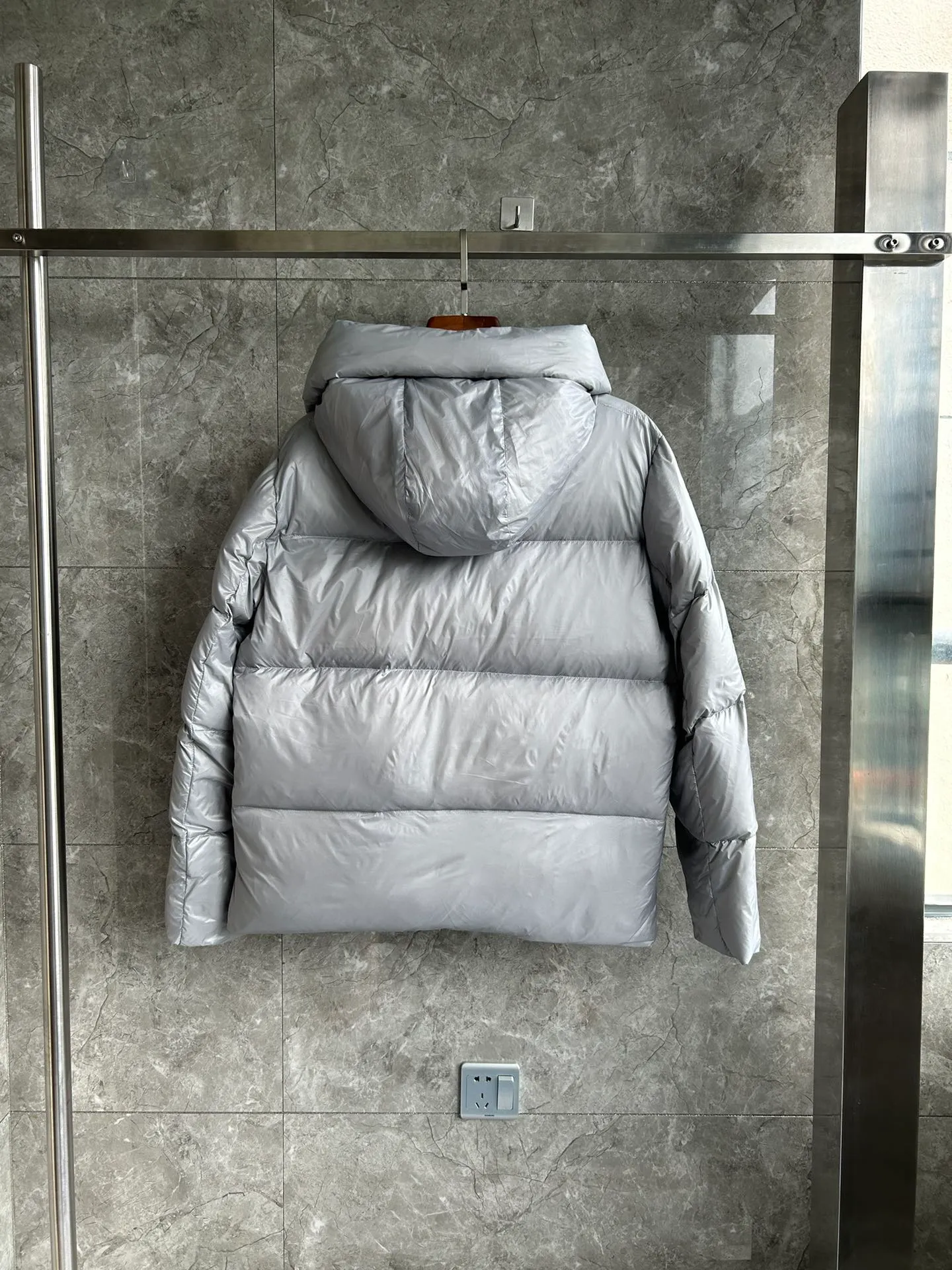 P820 ​​Gray Red Label Style No.: Y111 𝘾𝘼𝙉𝘼𝘿𝘼 𝙂𝙊𝙊𝙎𝙀/Canada Goose 2023 Limited New Crofton Puff Down Jacket Pure Guangzhou Inspection 80 White Duck Down Filling‼  Top version, ceiling level‼ Crofton soft bread, the latest style in 2023, has a cold protection effect of up to level 4. It is made of recycled Feather-Light tear-resistant fabric. It is ultra-light and has no weight on the upper body at all! The unique black label highlights your temperament‼  Canada Goose, a Canadian brand, has always been recognized as the warmest down jacket. Various Instagram celebrities, Internet celebrities, and celebrities often wear it for street photos. I do Canada Goose every year, but I still can’t get rid of my love for geese. No matter how cold the winter is, there is no need to be afraid, because there are geese! Filled with 80% white duck down, Canada Goose is the legendary warmest down jacket and is known as a must-have for Arctic outdoor sports! The most popular down jacket in the world, celebrities are rushing to buy it, it is a must-have! Same style for men and women Size: S~XXL